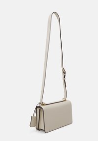 Borsa a spalla in pelle beige con una forma rettangolare strutturata, rifiniture a contrasto marroni, tracolla regolabile e hardware in tonalità dorata.
