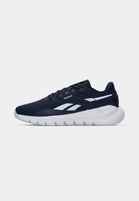 Adidași sportivii de culoare bleumarin, cu un superior din plasă texturată, accente albe, o talpă căptușită și un design ușor, potrivit pentru alergare sau antrenament.