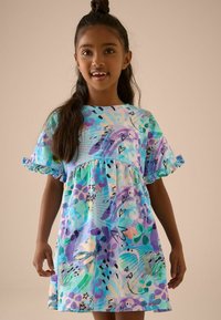 Buntes kurzärmliges Kleid mit rundem Halsausschnitt, geschichteter Gestaltung und einer Mischung aus blauen, lila, grünen und schwarzen abstrakten Mustern.