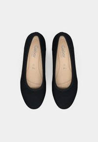 Μαύρα μπαλαρίνα Gabor με ματ φινίρισμα, στρογγυλεμένη μύτη, μαξιλαρωτό εσωτερικό και μπεζ πάτο. Σχεδιασμένα για άνεση με κομψή σιλουέτα.