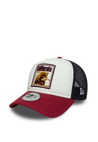 Rød og hvid trucker cap med mesh ryg, med et bjørne grafik og "California" broderi på frontpanelet. Justerbar rem.