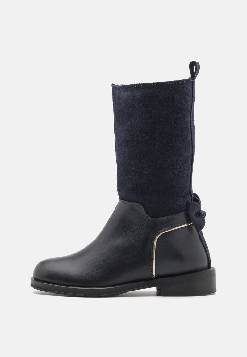 Mørkeblå lær- og semsket skinn ankelstøvlett med flat hæl, glatt tekstur, dekorativ sideaccent og en bakre sløyfedetalj.