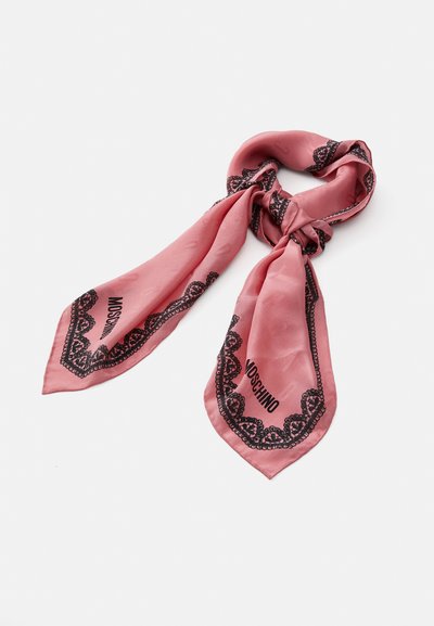 Seidener rosa Schal mit schwarzem Spitzenmuster und Branding. Locker verknotet, mit spitzen Enden und glatter Textur.