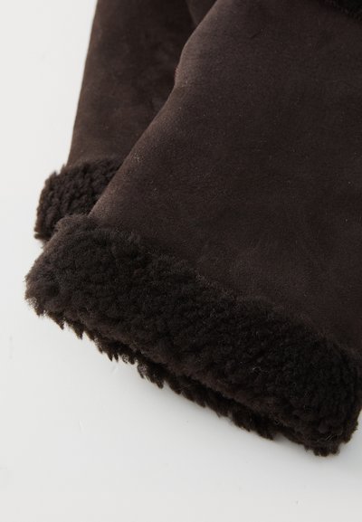 Bruine suède handschoenen met een pluizige, textuur gecuffde binnenkant. De manchet heeft een zachte, fuzzy afwerking, wat voor warmte en comfort zorgt.
