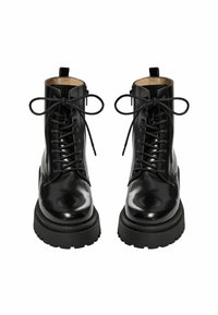 Melnas ādas potītes zābaki ar spīdīgu apdari, apaļu purngalu un biezu melnu gumijas zoli. Iekļautas šņores un neliels papēdis.