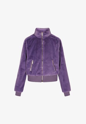 Veste bomber en fausse fourrure violette avec un col montant, fermeture éclair et poignets et ourlet côtelés. Elle possède deux poches latérales zippées.