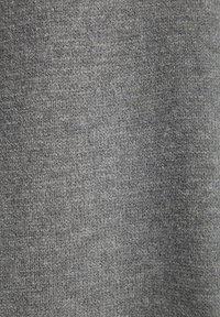 Pilkas audinys su tekstūru, turintis subtilų, austo rašto ir vienodą spalvą visame paviršiuje. Minkštas ir šiek tiek lankstus.