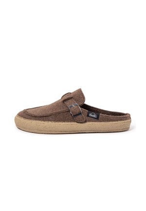 Zapatilla marrón tipo slip-on con suela de goma beige y una correa ajustable con hebilla en la parte superior.