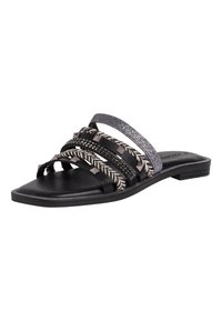 Svarta platta slidesandaler med flera strukturerade remmar, inklusive vävda och glittrande detaljer, med dekorativa nitar och en minimalistisk sula.