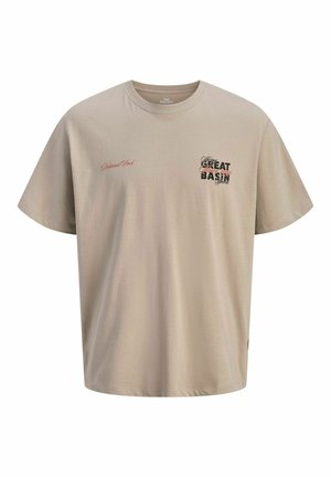 T-shirt beige à manches courtes avec l'inscription "National Park" en script rouge sur le côté gauche de la poitrine et un design texte "Great Basin" en noir et rouge sur le côté droit de la poitrine.