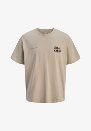 T-shirt beige à manches courtes avec l'inscription "National Park" en script rouge sur le côté gauche de la poitrine et un design texte "Great Basin" en noir et rouge sur le côté droit de la poitrine.