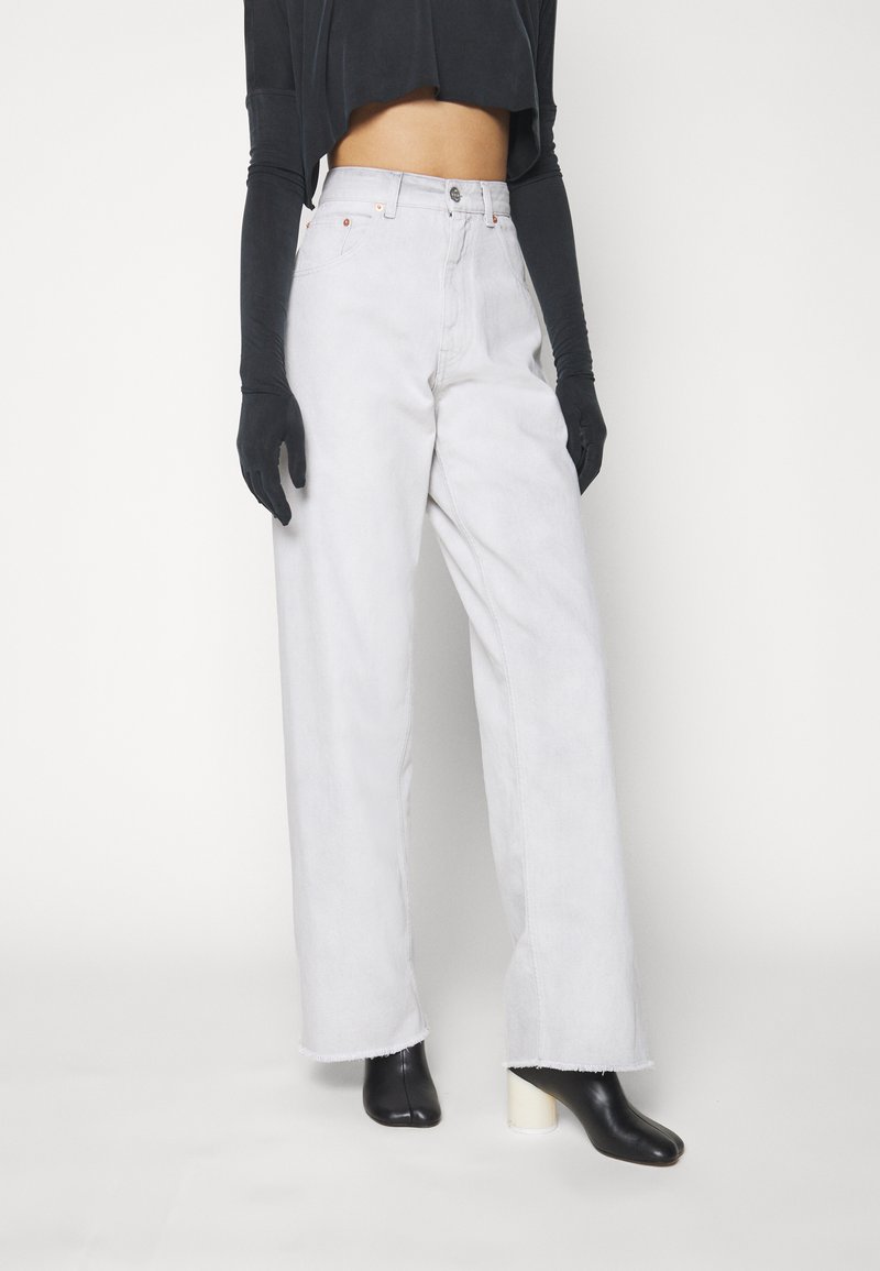 MM6 Maison Margiela PANTS 5 POCKETS - Jeans Relaxed Fit - white 