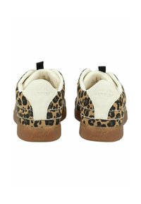 Paar Leopardenmuster-Sneaker mit weißen Fersenpatches und braunen Gummisohlen, von hinten gesehen.