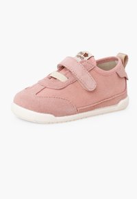 Basket rose pour tout-petit avec semelle blanche, bride velcro, dessus en tissu et daim, et languette au talon pour faciliter l’enfilage.