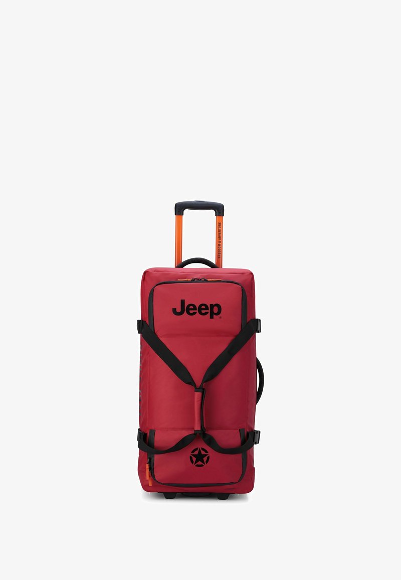 Borsa duffel rossa con ruote, logo Jeep, cinturini neri, maniglia arancione, grande cerniera e emblema a stella sul davanti. Costruzione in tessuto robusto.