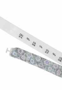 Zwei Maßbänder: eines ist weiß mit aufgedruckten Maßeinheiten; das andere hat ein strukturiertes, gemustertes Design in Pastellfarben mit einem Metallverschluss.