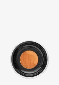 Sirkulært metallkaffefilter med svart plastkant og en oransje nettinginnsats. Filteret har en glatt overflate med en skinnende kant.