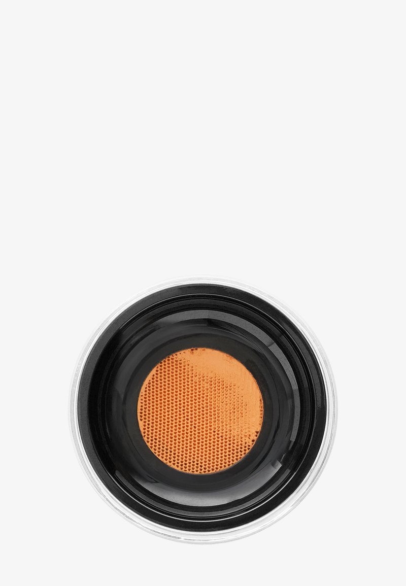 Sirkulært metallkaffefilter med svart plastkant og en oransje nettinginnsats. Filteret har en glatt overflate med en skinnende kant.