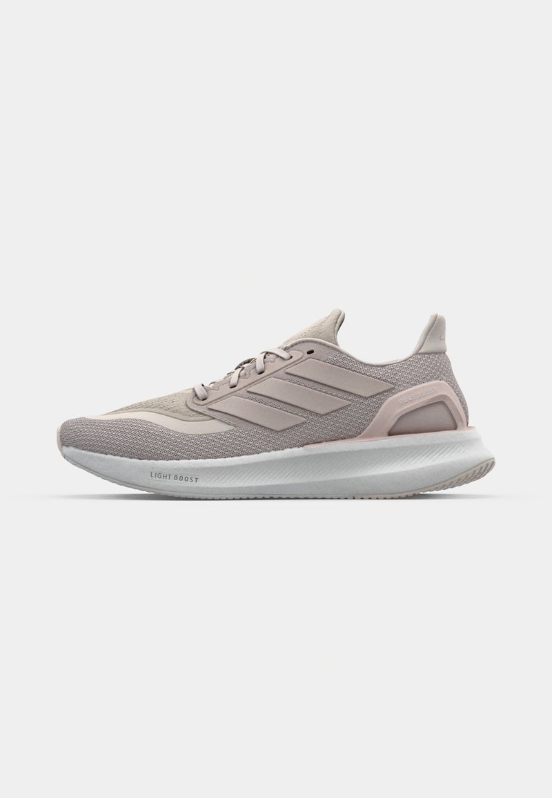Chaussures de sport légères en rose clair et gris avec une tige en tricot respirant, comportant trois bandelettes latérales et une semelle blanche rembourrée.
