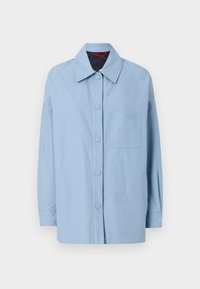 Světle modrá bavlněná bunda s rozloženým límcem, zapínáním na knoflíky a dvěma předními kapsami. Na kapsičce na hrudi je vyšívané logo.