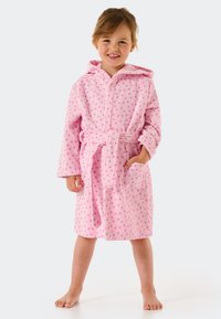 Rosa Fleece-Bademantel mit Kapuze, mit strukturiertem Oberflächen und weißen Punkten. Mit einem Bindegürtel und vorderen Taschendetails.