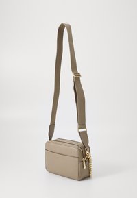 Sac bandoulière rectangulaire en matériau taupe texturé, avec une fermeture éclair en haut, des accessoires en or et une sangle en tissu réglable avec des détails en chaîne.