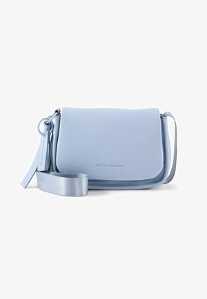Jasnoniebieska, teksturowana torebka na ramię z klapką, odpinanym paskiem i logo "Tom Tailor" wytłoczonym z przodu.