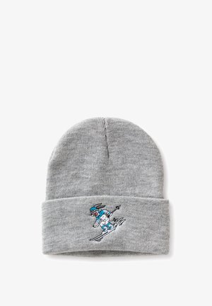Gorro de punto gris con puño doblado que presenta un conejo de dibujos animados bordado esquiando con ropa de invierno azul.