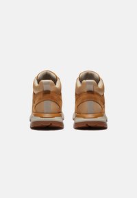 Sneaker marroni con un mix di pelle liscia e mesh, colletto imbottito e dettagli beige a contrasto sulla tomaia e sulla suola.