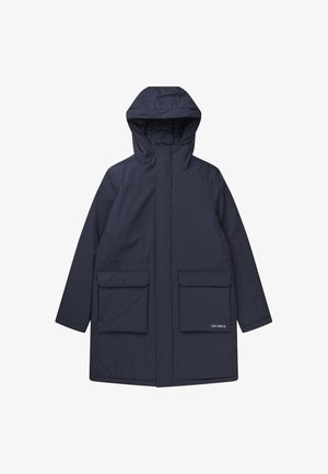 Granatowy płaszcz z kapturem o prostym kroju, z dwiema przednimi kieszeniami naszytymi oraz subtelnym logo po lewej stronie u dołu. Gładka tekstura tkaniny.