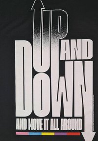 Černé tričko s odvážným bílým textem: "UP AND DOWN" se šipkou směřující nahoru a dolů. Barevné horizontální čáry na dně.