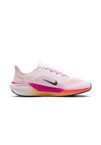 Białe buty do biegania Nike z siateczki z różowymi akcentami, z czarnym logo swoosh, unikalnym wzorem podeszwy oraz gradientowym przejściem kolorów od różowego do pomarańczowego.