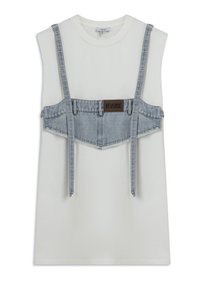 Top sin mangas blanco con un superpósito de denim, tirantes ajustables y una etiqueta rectangular negra en el centro que dice "REVERSE".