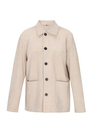 Beige skjortjakke med lange ærmer, to forlommer, en brystlomme og en klassisk krave på hvid baggrund.