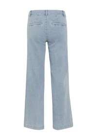 Blugi largi, de culoare albastru deschis, cu două buzunare aplicate în spate și cu bucle pentru curea, văzuți din spate pe un fundal alb.