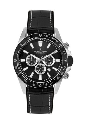 Czarny zegarek chronograf z stalową kopertą, czarną tarczą, srebrnymi akcentami, skalą tachymetryczną oraz czarnym skórzanym paskiem z białym przeszyciem.