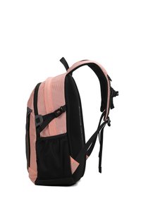 Roze en zwarte rugzak met een textuurstof, een mesh zijvak, verstelbare schouderbanden en een slank ontwerp, dat een twee-in-één kleurenschema laat zien.