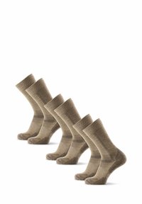 Fem par bruna strumpor med ribbade muddar, som har en fiskbensmönster längs sidan och förstärkta tån och hälar.