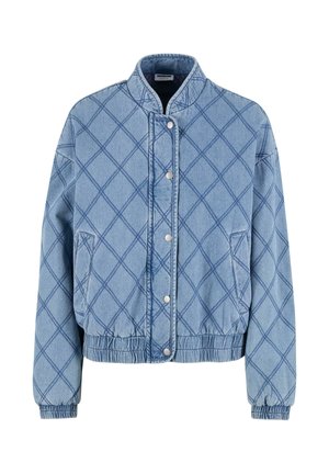 Chaqueta de mezclilla azul claro con acolchado, cuello alto, cierre de botones a presión, puños elásticos y dos bolsillos laterales.