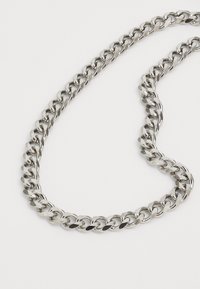 Silberne Metallkette mit ineinander verschlungenen Gliedern, glatter Textur und glänzender Oberfläche. Klassisches Design, das für verschiedene Outfits geeignet ist.