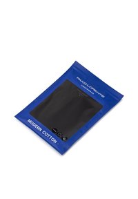 Czarna bawełniana koszulka zapakowana w przejrzystą torbę z okienkiem z niebieską etykietą. Tekst brzmi "NOWOCZESNA BAWEŁNA" i zawiera ikony pielęgnacji.