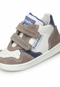 Sneaker bianco e grigio realizzato con materiali in suede e pelle. Presenta cinturini in velcro, punta perforata e dettagli blu con marchio.