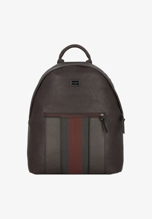 Zaino in pelle marrone con forma arrotondata, tasca frontale con zip decorata da una fantasia a strisce diagonali rosse e grigie, e manico superiore.