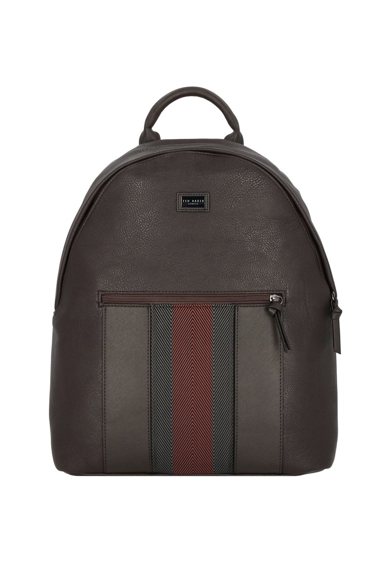 Bruine leren rugzak met een ronde vorm, een voorzak met rits en een rood-grijs diagonaal gestreept ontwerp, en een handvat aan de bovenkant.