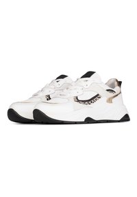 Witte sportieve schoenen met zwarte accenten, gestructureerde materialen, een chunky ontwerp en een goudkleurige hielafwerking. Voorzien van een vetersluiting.