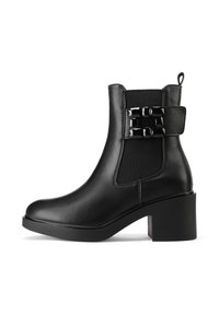 Stivale alla caviglia nero con tacco spesso, realizzato in morbida pelle sintetica. Presenta pannelli elastici e un accento decorativo a fibbia sul lato.