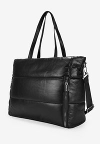 Bolso tote de cuero negro con diseño acolchado, asas superiores dobles, correa de hombro desmontable y acento de cremallera plateada en el lateral.