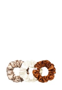 Drie satijnen scrunchies in tinten bruin, crème en brons. Elke scrunchie heeft een geplooid ontwerp en een gladde textuur met een klein logotag.