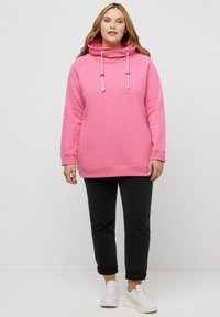 Ulla Popken MIT STEHKRAGEN RAGLANFORM LANGE ÄRMEL  - Sudadera - pink red