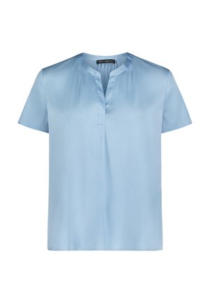 Blouse à manches courtes bleu clair avec un col en V et un léger plissage sous l'encolure, en tissu lisse semblable au satin.